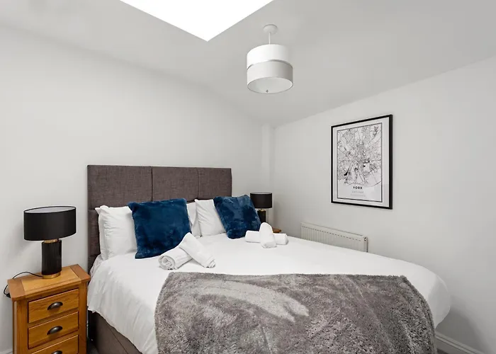 The Courtyard * יורק